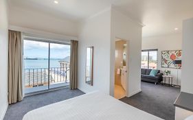 Bay 10 - Suites And Apartments